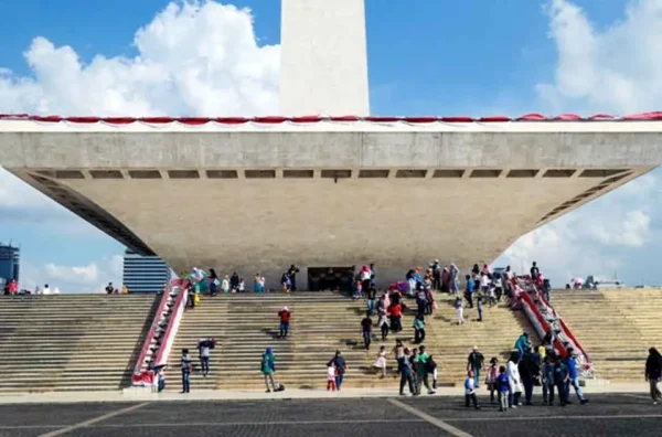 daya tarik utama Monumen Nasional untuk rombongan