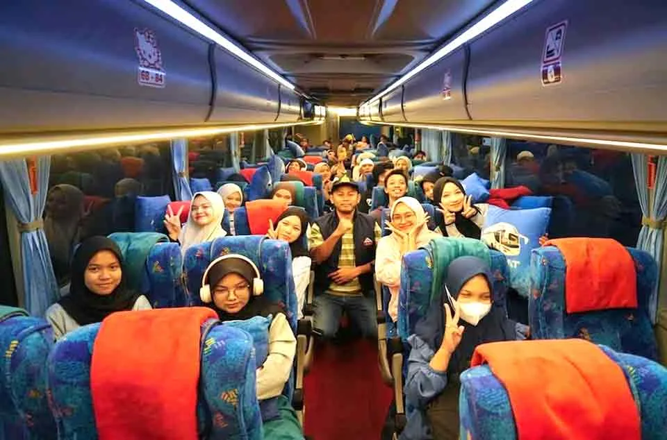 fasilitas entertainment karaoke dan TV bus pariwisata