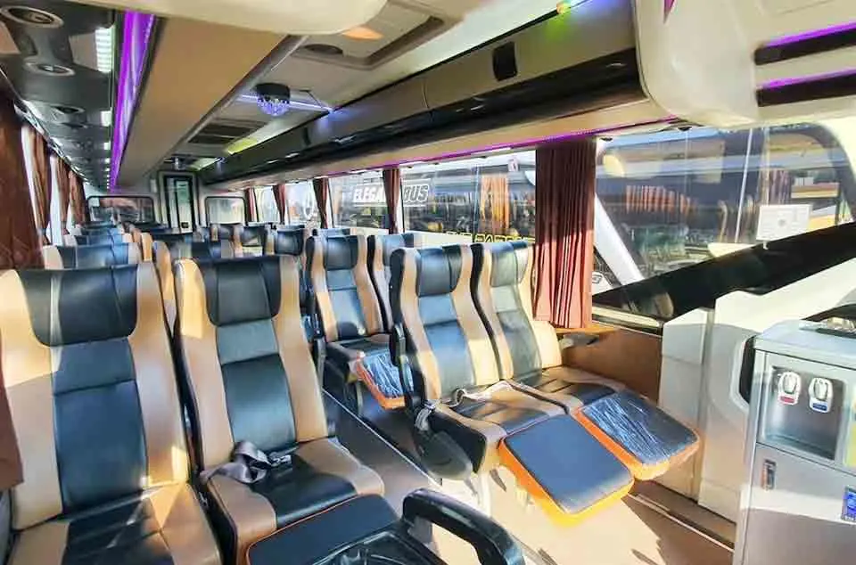 fitur bus pariwisata modern dan mewah terkini