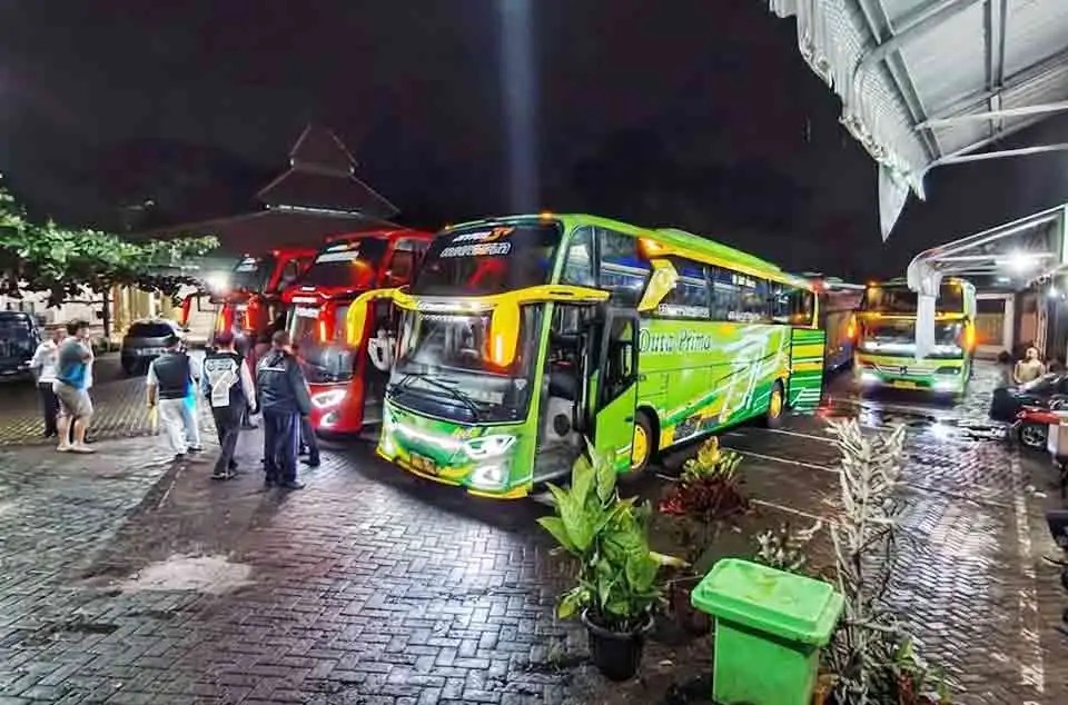 karakteristik dan izin operasional bus pariwisata
