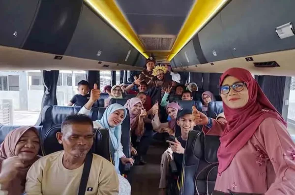 keuntungan sewa bus pariwisata untuk liburan kelompok