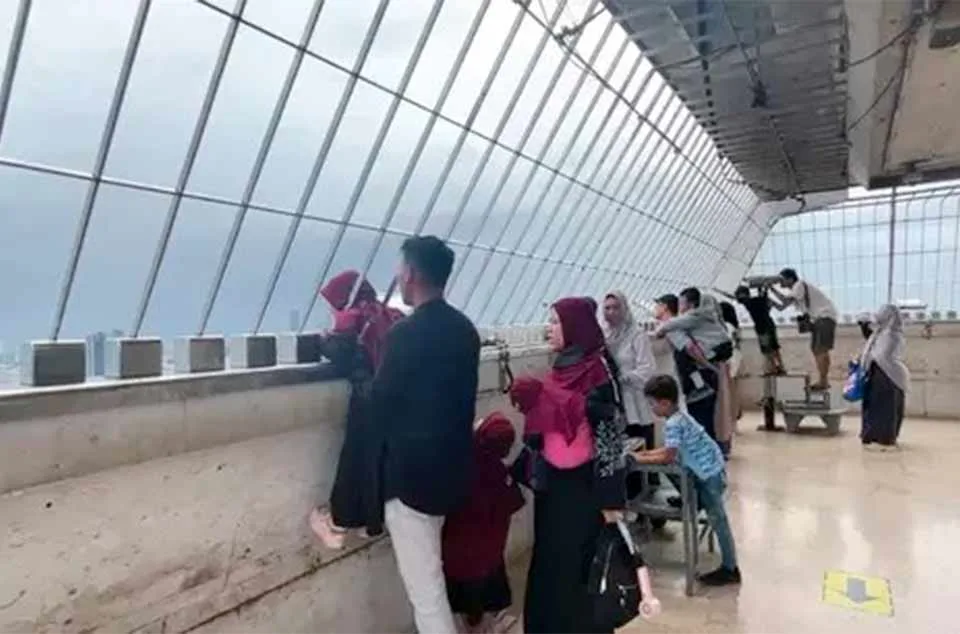 pemandangan Jakarta dari cawan dan puncak Monas