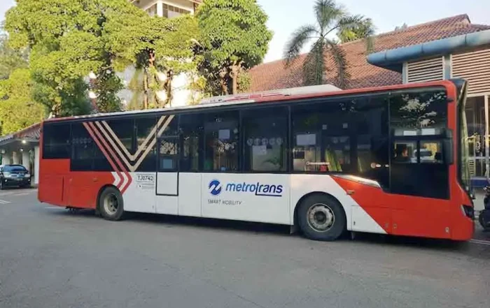 perbaikan bus Transjakarta Ragunan