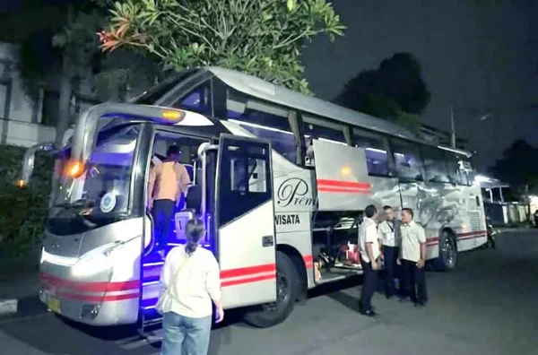 perbandingan biaya per orang sewa bus pariwisata vs mobil