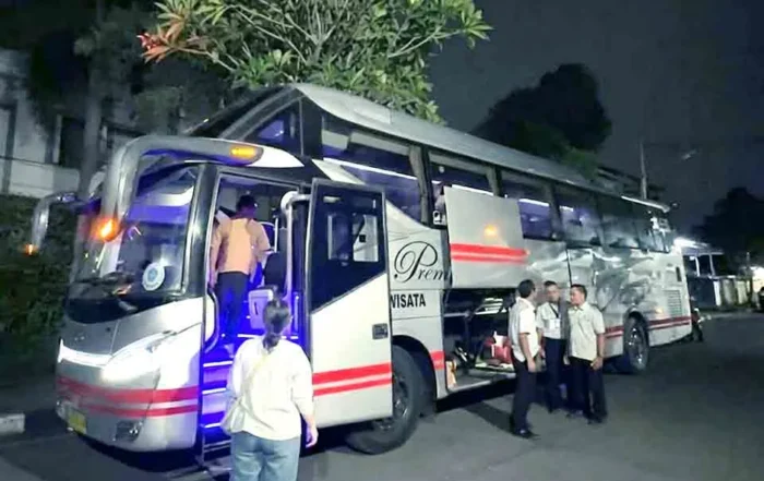 perbandingan biaya per orang sewa bus pariwisata vs mobil