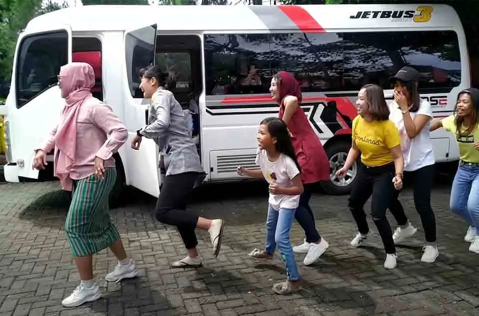rute city tour Monas Jakarta naik bus pariwisata