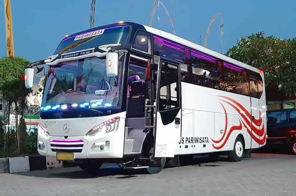 sewa bus medium bagasi luas di Bekasi