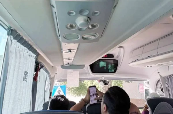 sewa bus pariwisata ada colokan charger Depok