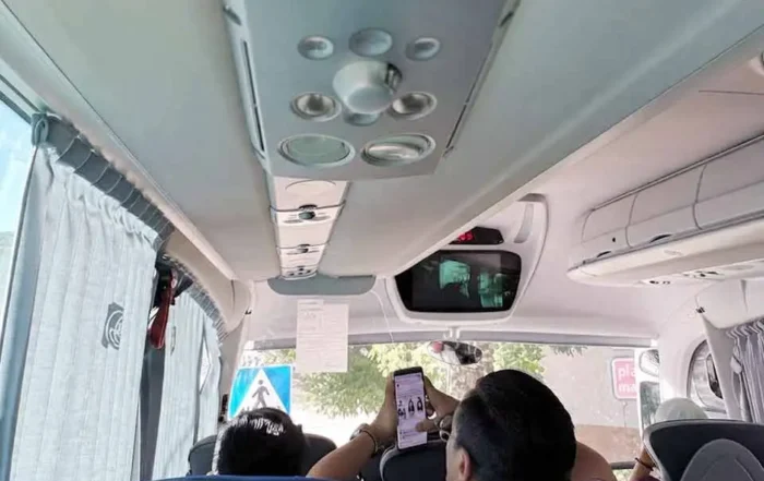 sewa bus pariwisata ada colokan charger Depok