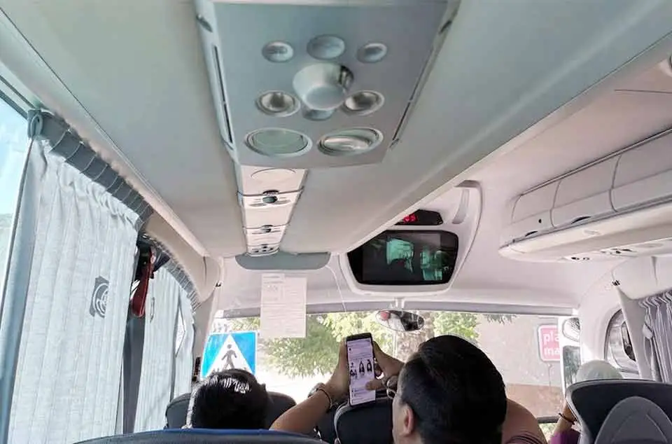 sewa bus pariwisata ada colokan charger Depok
