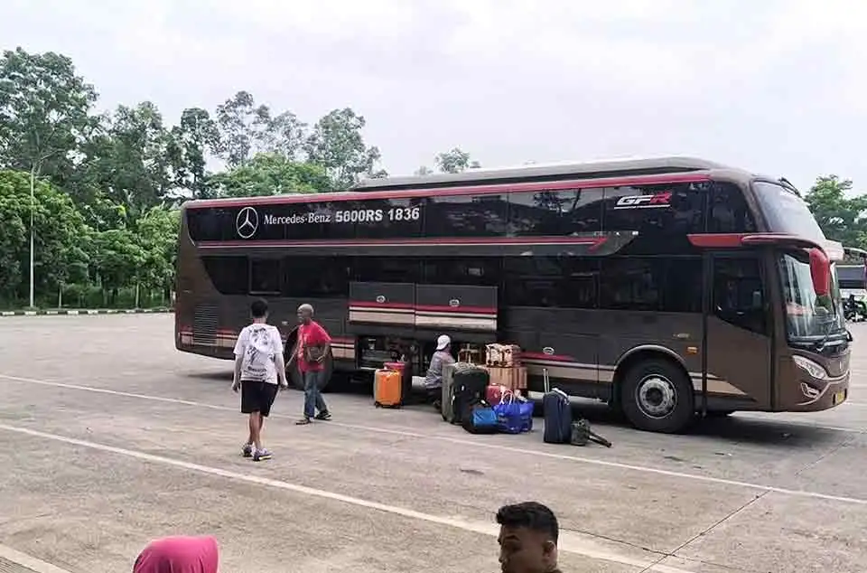 standar kapasitas bagasi bawah bus pariwisata Tangerang