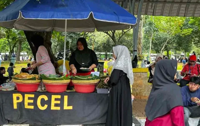 suasana Ragunan hari biasa vs weekend untuk rombongan