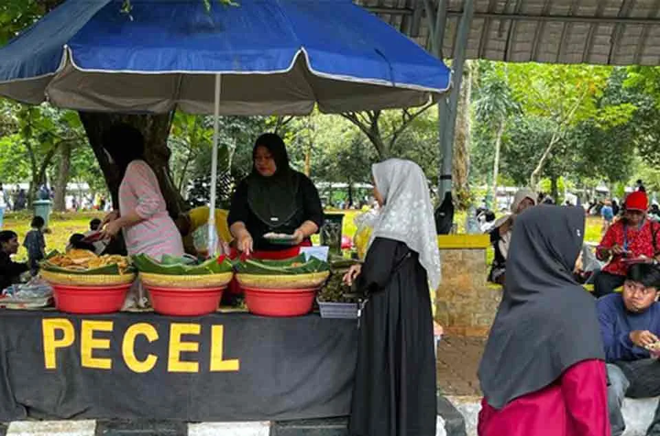 suasana Ragunan hari biasa vs weekend untuk rombongan