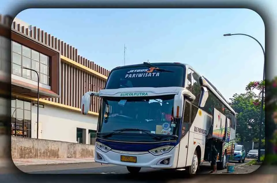 Membandingkan Antara Sewa Bus Harian atau Paket Wisata