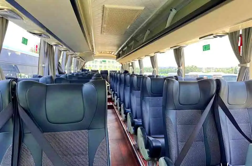 fasilitas bus pariwisata premium