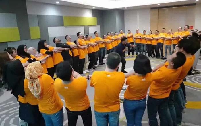 kelebihan dan kekurangan gathering outdoor vs indoor