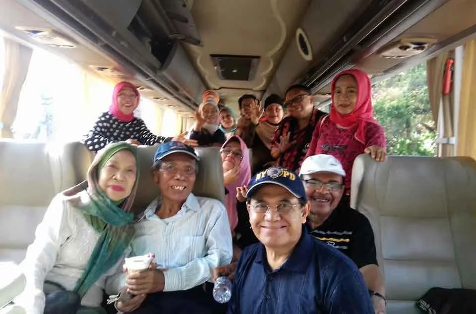 kelebihan dan kekurangan naik bus untuk acara kantor