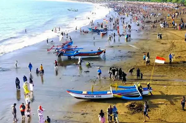 perbandingan Pantai Pangandaran vs Green Canyon untuk acara kantor