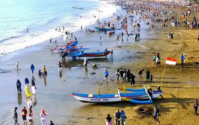 perbandingan Pantai Pangandaran vs Green Canyon untuk acara kantor
