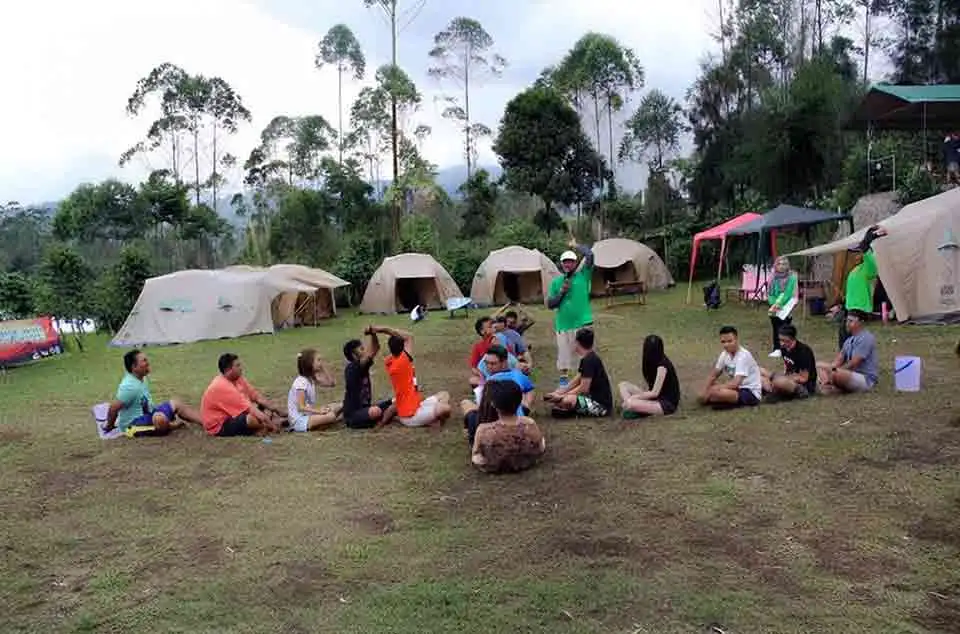 perbandingan destinasi gathering kantor Pangandaran vs Pangalengan