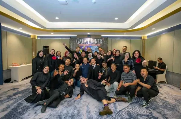 perbandingan konsep gathering kantor formal vs kasual