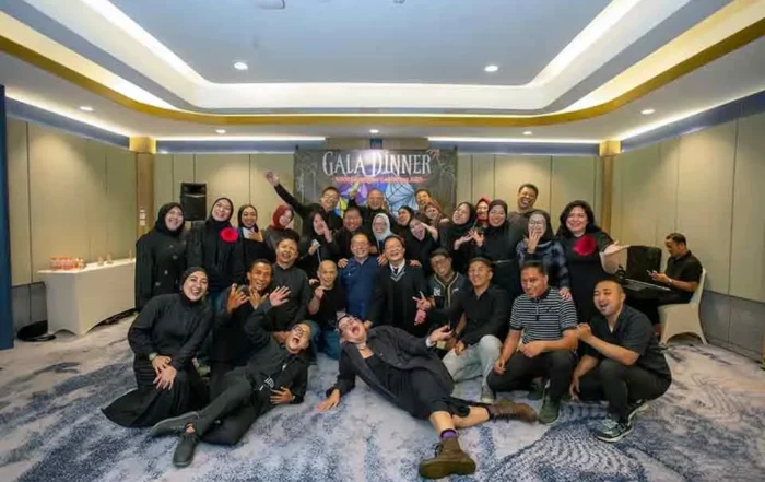 perbandingan konsep gathering kantor formal vs kasual