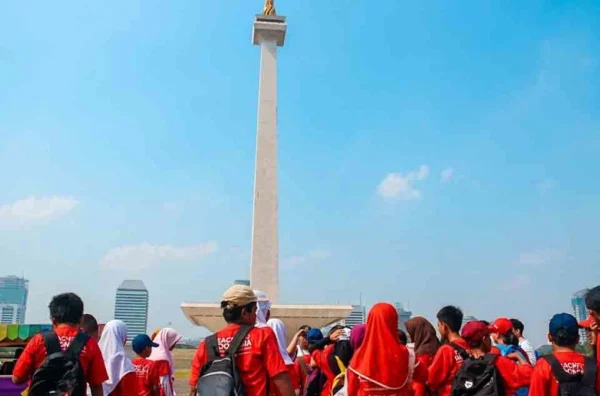 laporan kegiatan study tour siswa ke Monas