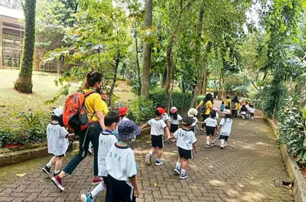lebih bagus Monas atau Ragunan untuk liburan sekolah