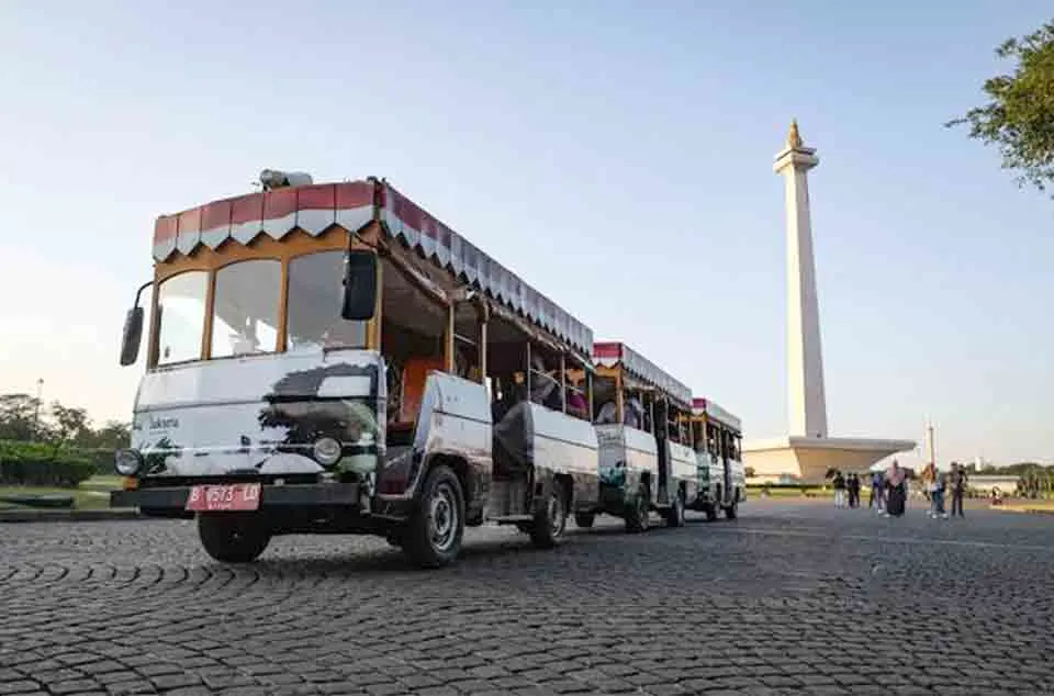 naik kereta wisata Monas bareng anak