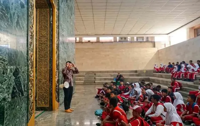 perbandingan biaya study tour Monas dan Ragunan
