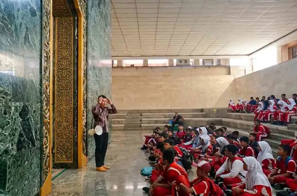 perbandingan biaya study tour Monas dan Ragunan