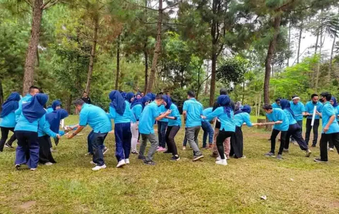persiapan acara outdoor musim hujan