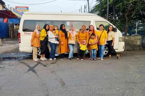 tempat parkiran bus di Kebun Binatang Ragunan