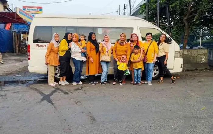 tempat parkiran bus di Kebun Binatang Ragunan